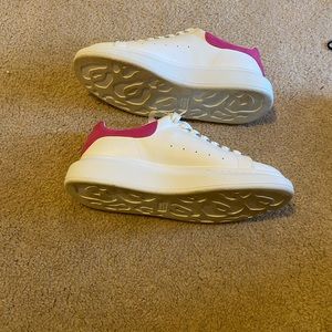 Alexander McQueen oversized sneaker white shock pink